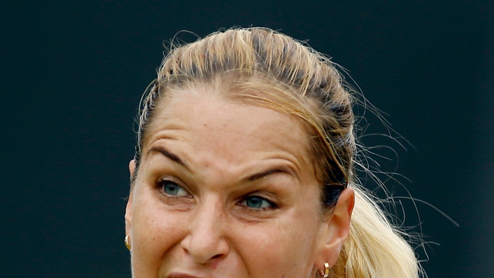 Dominika Cibulková odvracia úder Poľky Agnieszky Radwaňskej v osemfinále Wimbledonu.