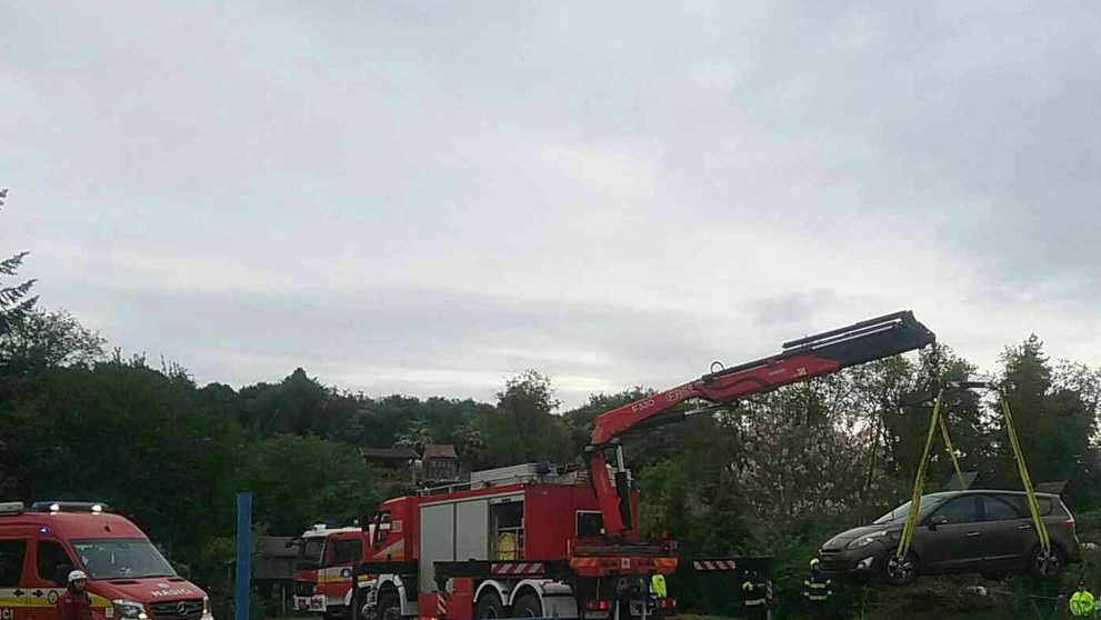 Uviaznuté auto v potoku v Bánovciach nad Bebravou.