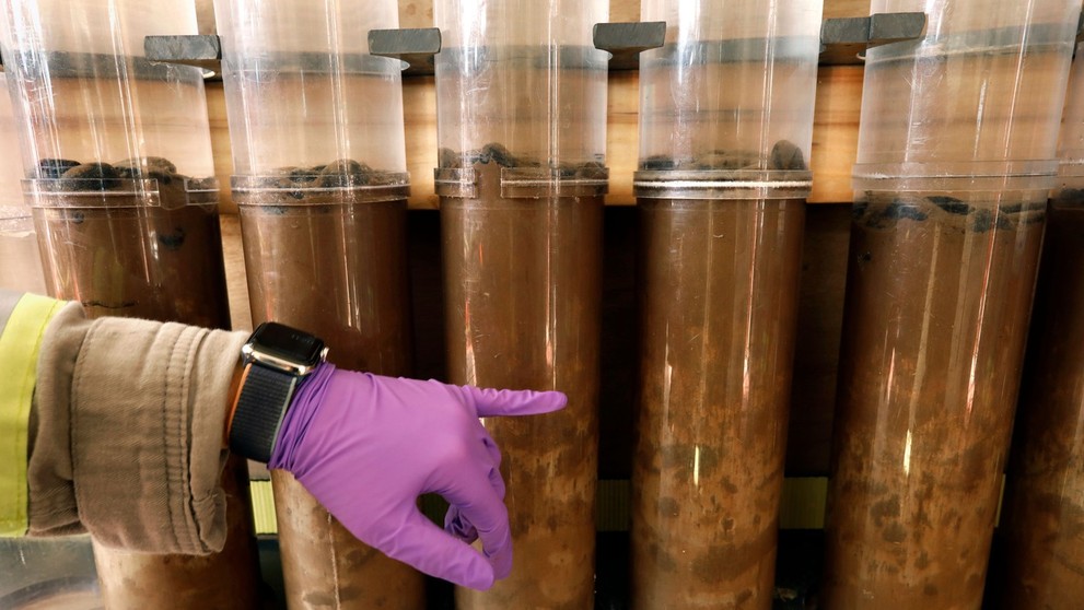 Nádoby s odobratými vzorkami minerálov z morského dna.