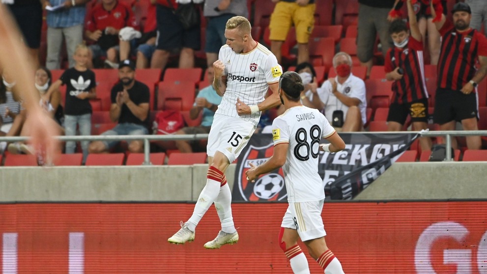 Na snímke radosť hráčov Trnavy po strelení gólu, vo výskoku strelec Roman Procházka a Kyriakos Savvidis.