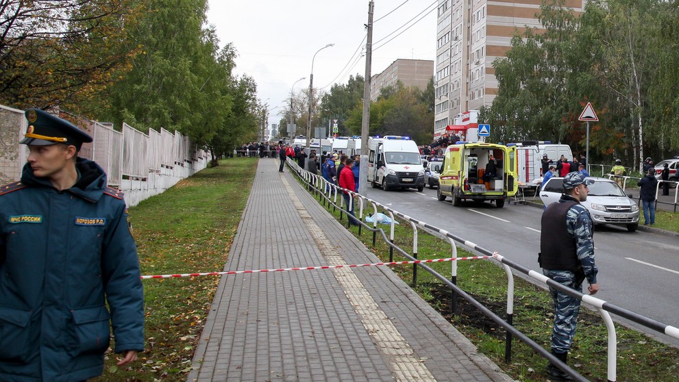 Polícia a zdravotníci na mieste streľby v škole v ruskom meste Iževsk