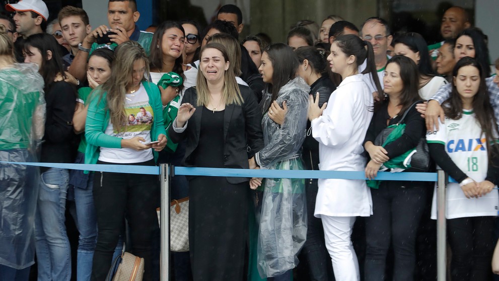 Príbuzní hľadia na rakvy tiel obetí leteckého nešťastia v kolumbijskom Medellíne.
