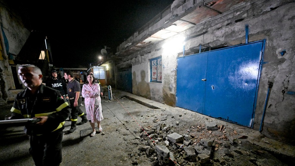 Škody po zemetrasení v Neapole.