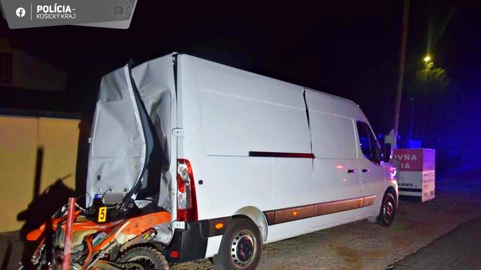 Opitý motocyklista s tehotnou spolujazdkyňou utrpeli ťažké zranenia