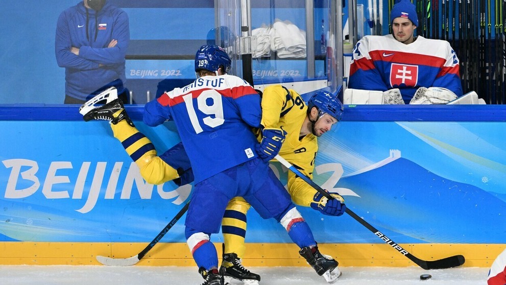 Michal Krištof naráža na mantinel v dueli na ZOH 2022 Švéda Marcusa Krugera.