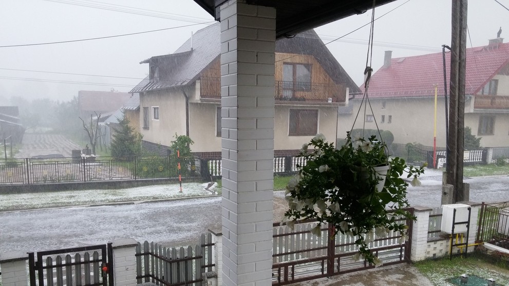 Obec Plaveč zasypal ľadovec.