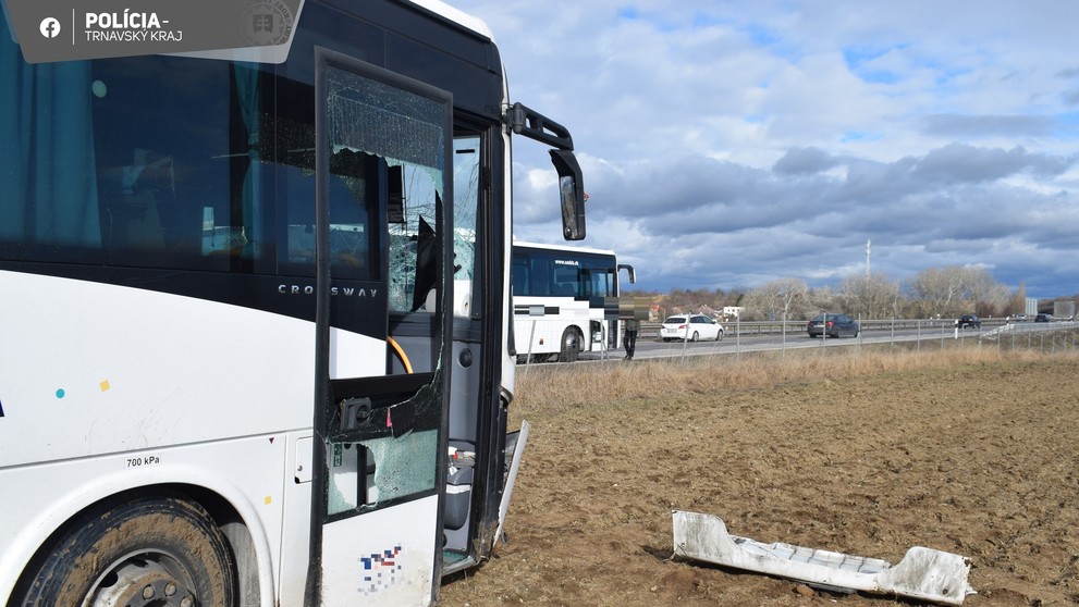 Nehoda autobusu na R1