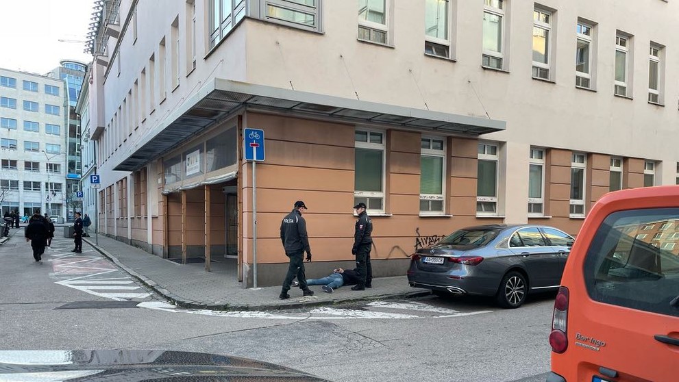 Muž napádal ľudí na ulici.