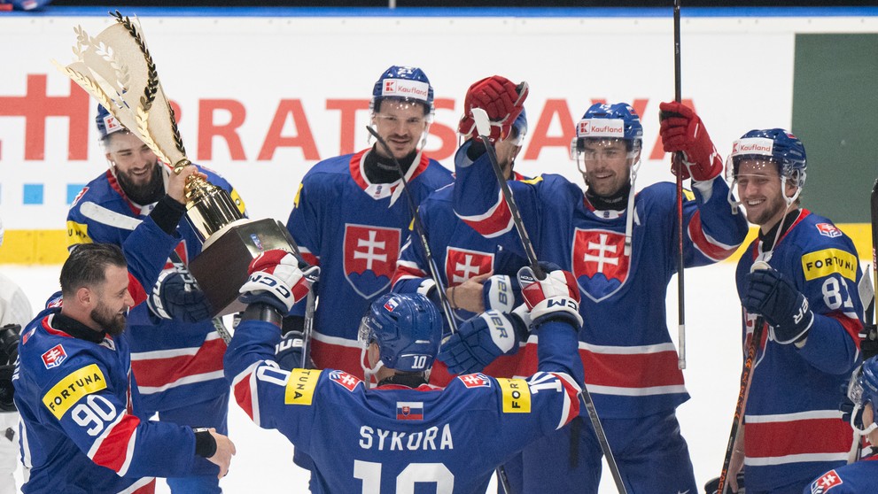 Na snímke slovenskí hokejoví reprezentanti s trofejou.