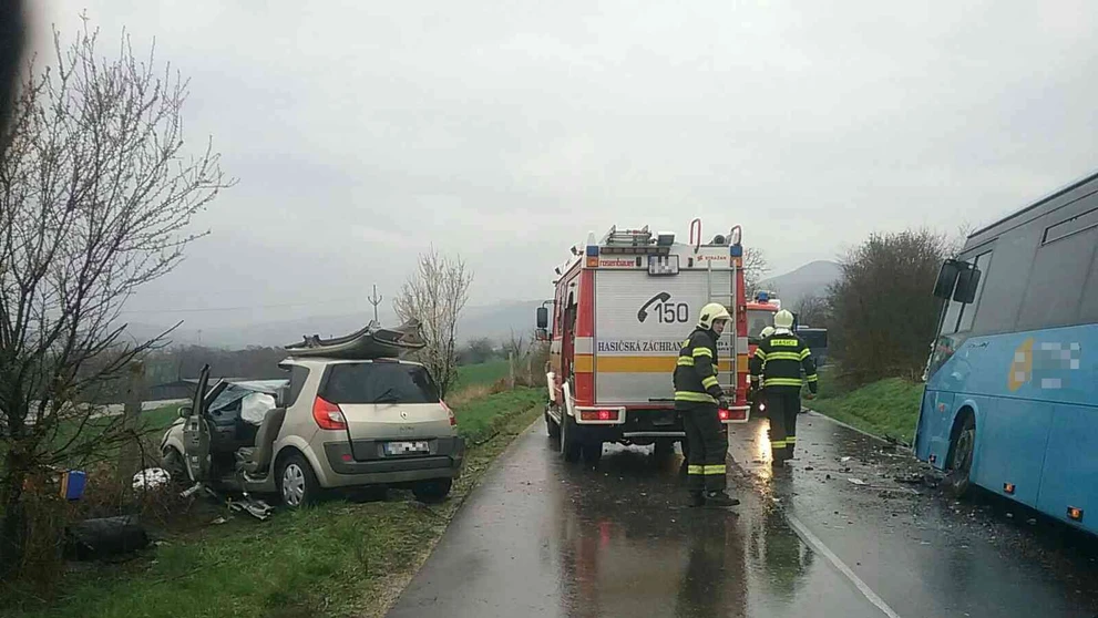 Zrážka auta s autobusom