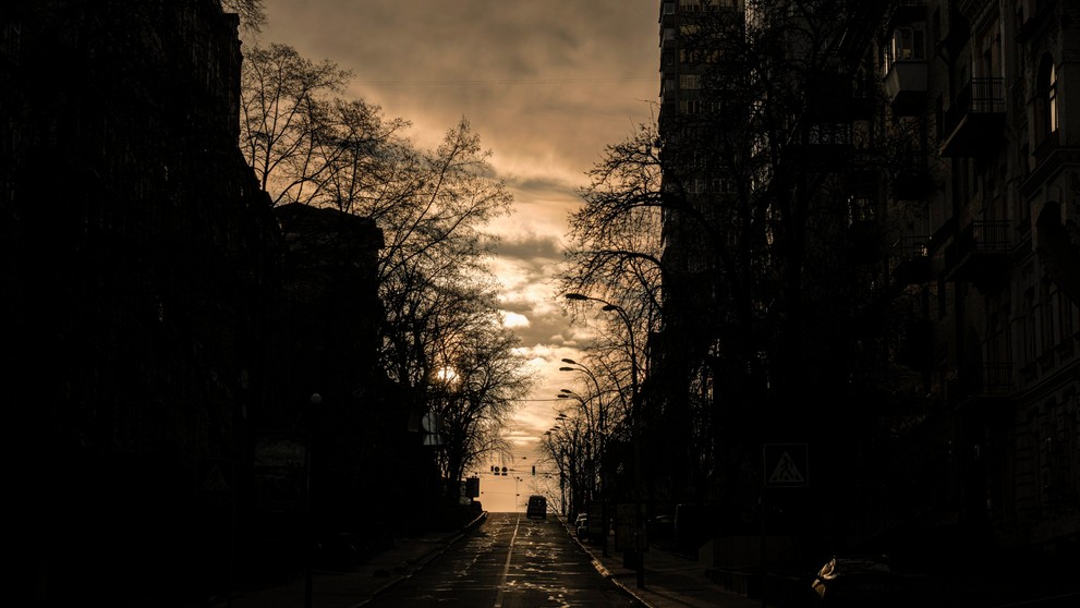 Sanitka na vyľudnenej ulici na predmestí ruskou armádou obliehaného Kyjeva, v ktorom platí zákaz vychádzania.