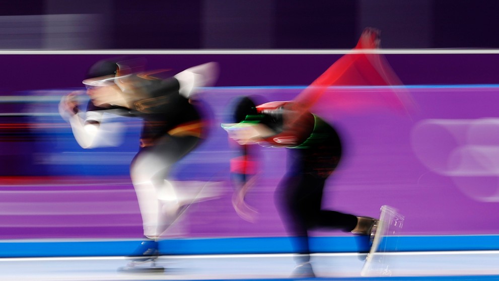 Rýchlokorčuliarky Kali Christová (Kanada) a Roxanne Dufterová Nemecko) počas pretekov na 1500 m.