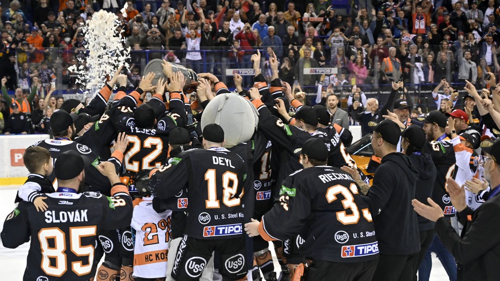 Hokejisti HC Košice sa tešia z víťazstva a zisku majstrovského titulu.