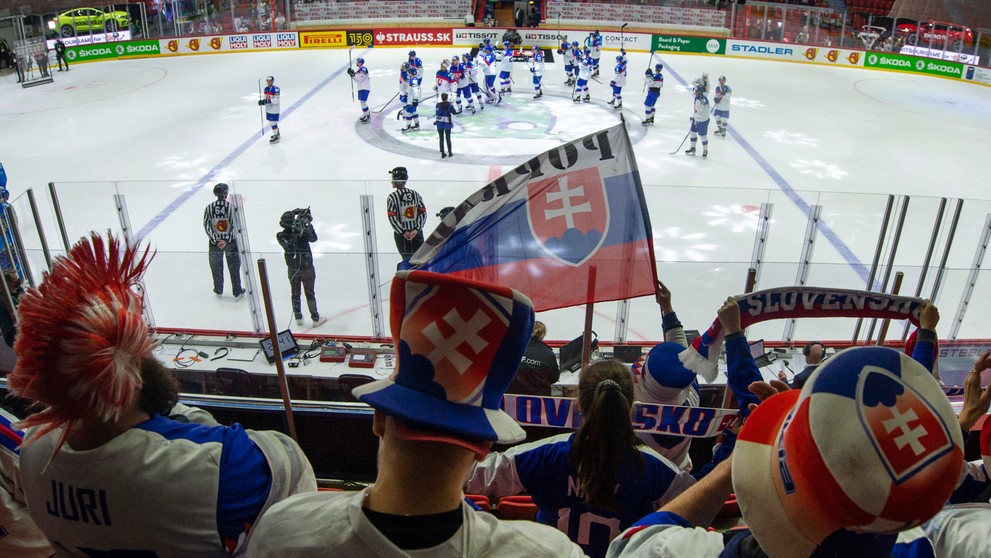 Slovenskí hokejisti ďakujú divákom po výhre 4:3 nad Kazachstanom po zápase na MS 2022.