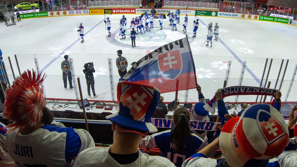 Slovenskí hokejisti ďakujú divákom po výhre 4:3 nad Kazachstanom po zápase na MS 2022.