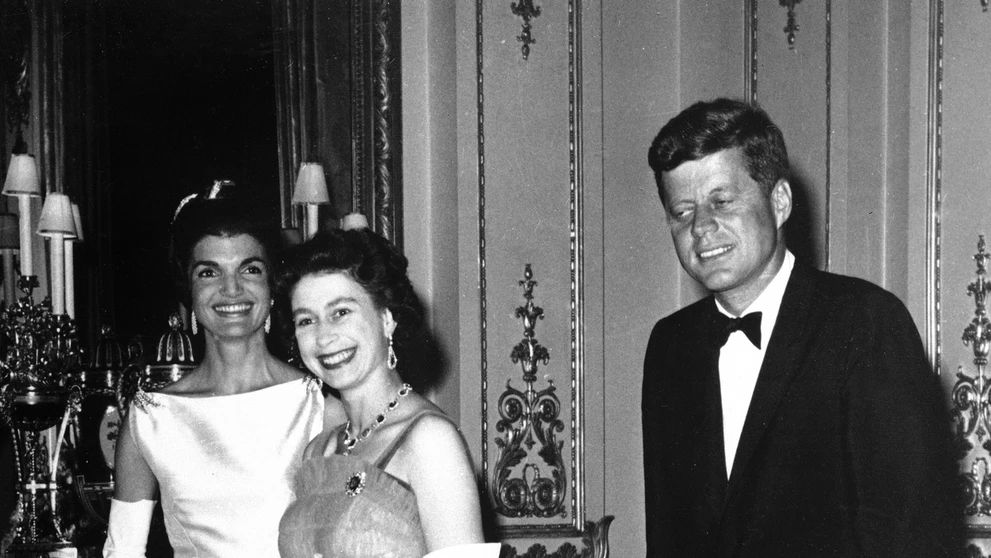 Na snímke z 5. júna 1961 britská kráľovná Alžbeta II. a americký prezident John F. Kennedy so svojou manželkou Jacquelinou Kenne