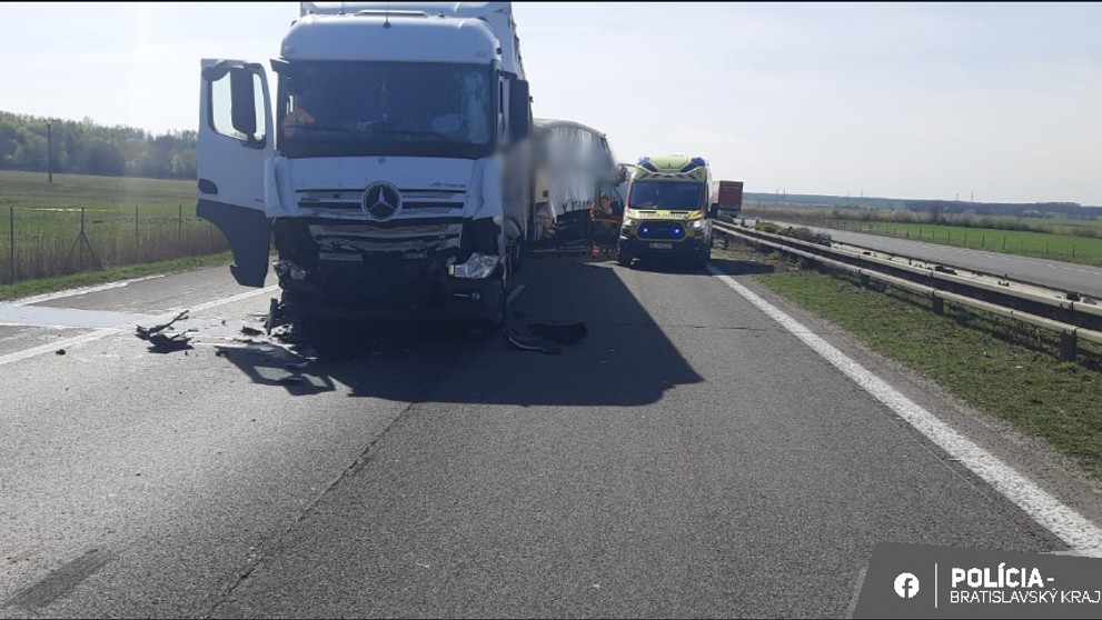 Na D2 smerom na Lozorno sa zrazili tri kamióny.