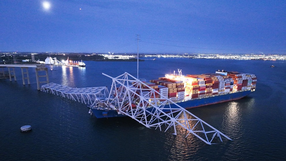 Po náraze lode sa zrútila časť mosta v Baltimore.