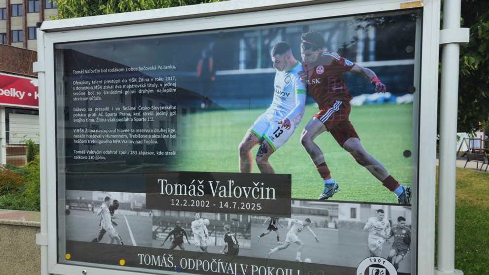 Futbalisti Tomášovi urobili spomienkovú tabuľu v centre Vranova nad Topľou.