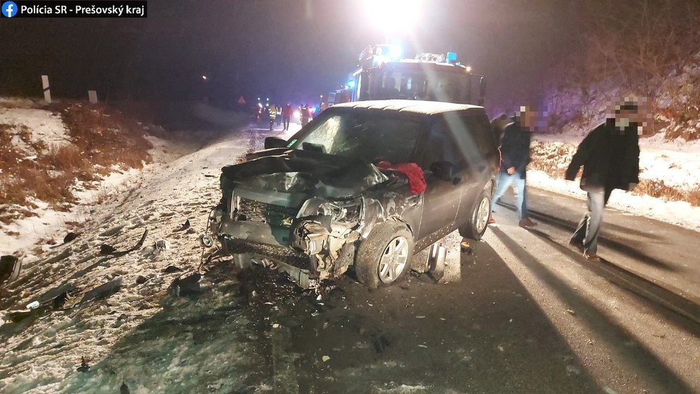 Land Rover Freelander, ktorý sa čelne zrazil medzi obcami Udavské a Ľubiša s autom VW Passat.