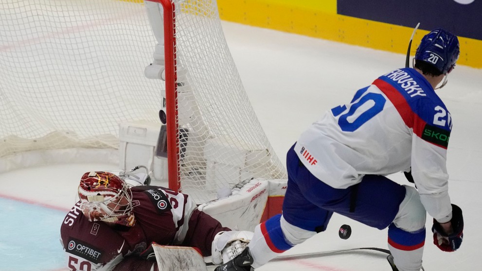 Neúspešný nájazd Juraja Slafkovského v zápase proti Lotyšsku