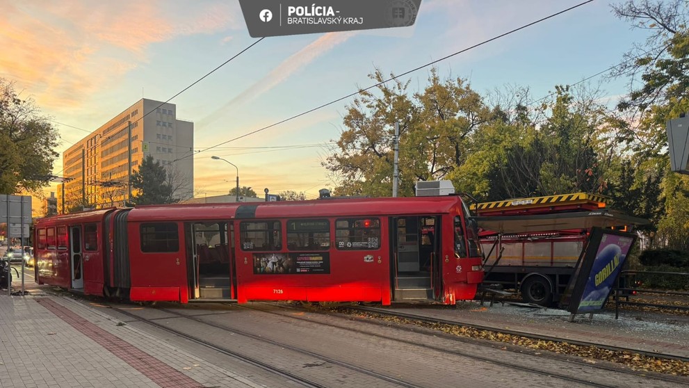 Auto sa zrazilo s električkou