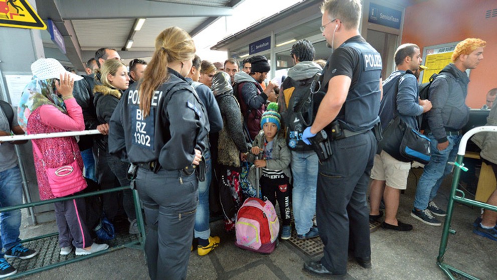 Rakúsko-nemeckú hranicu opäť prekročili tisíce utečencov.