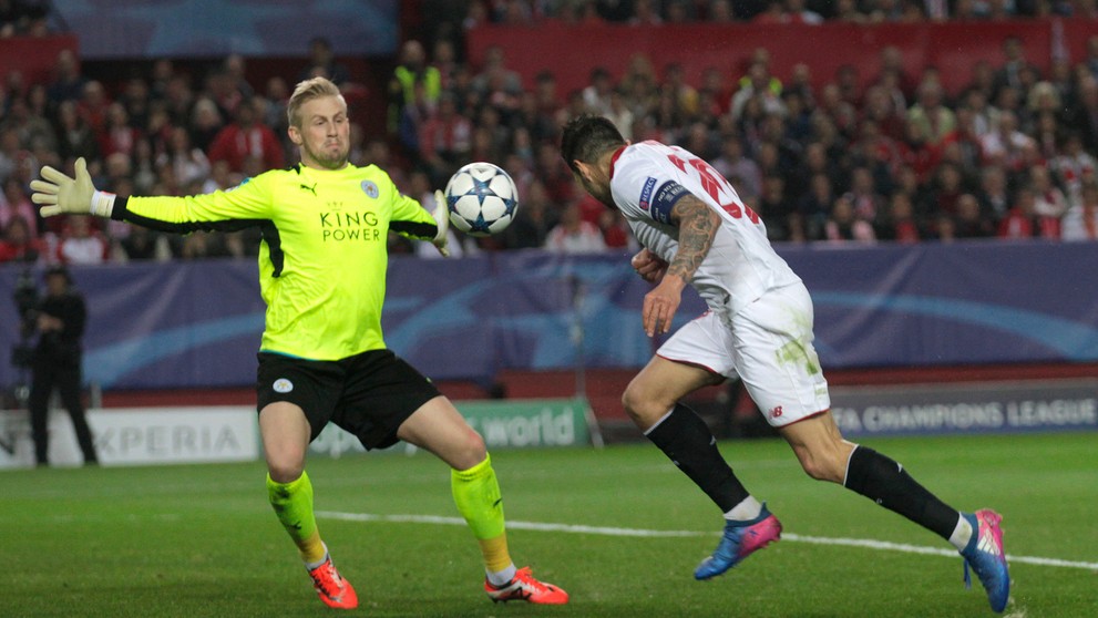 Vitolo zo Seville (vpravo) sa snaží prekonať gólmana Leicestru Kaspera Schmeichela v osemfinále LM.