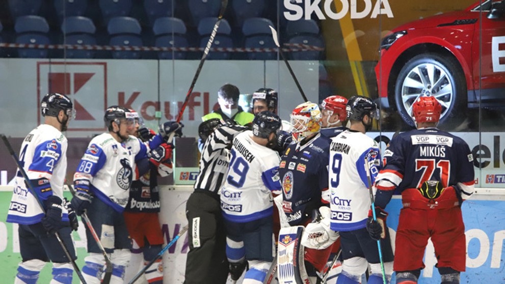 Hromadná bitka v piatom zápase medzi Zvolenom a Popradom.