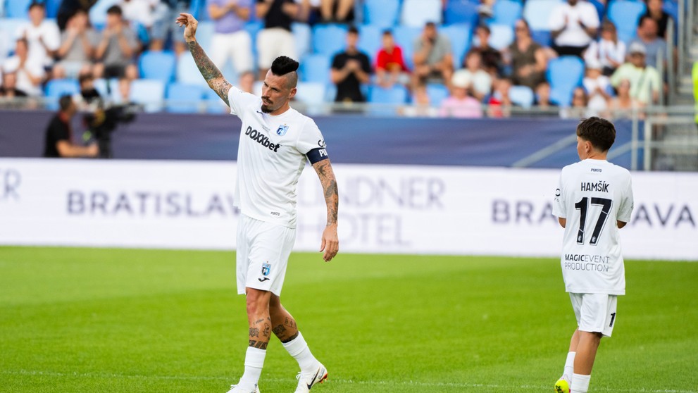 Na snímke Marek Hamšík a jeho syn Lucas počas rozlúčkového zápasu.