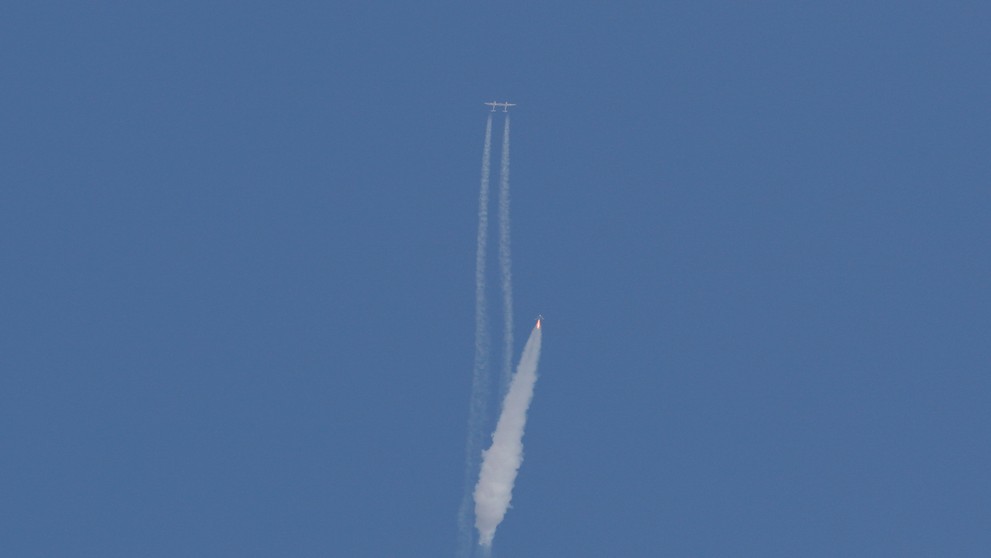 Raketoplán Virgin Galactic s Richardom Bransonom na palube sa odpútal od materskej lode.