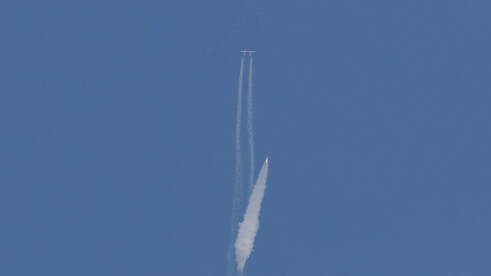 Raketoplán Virgin Galactic s Richardom Bransonom na palube sa odpútal od materskej lode.