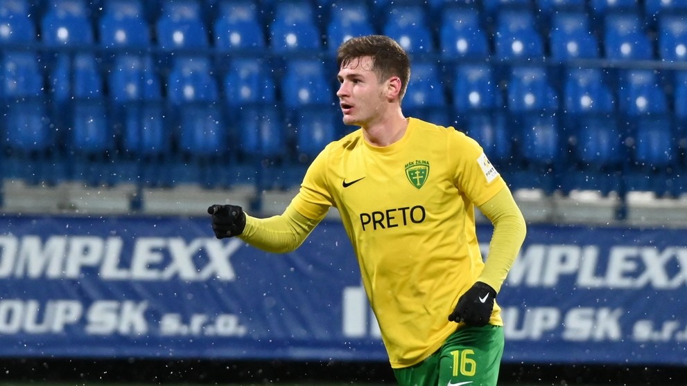Útočník Žiliny Patrik Iľko oslavuje gól v dohrávke 16. kola Fortuna ligy v Senici.
