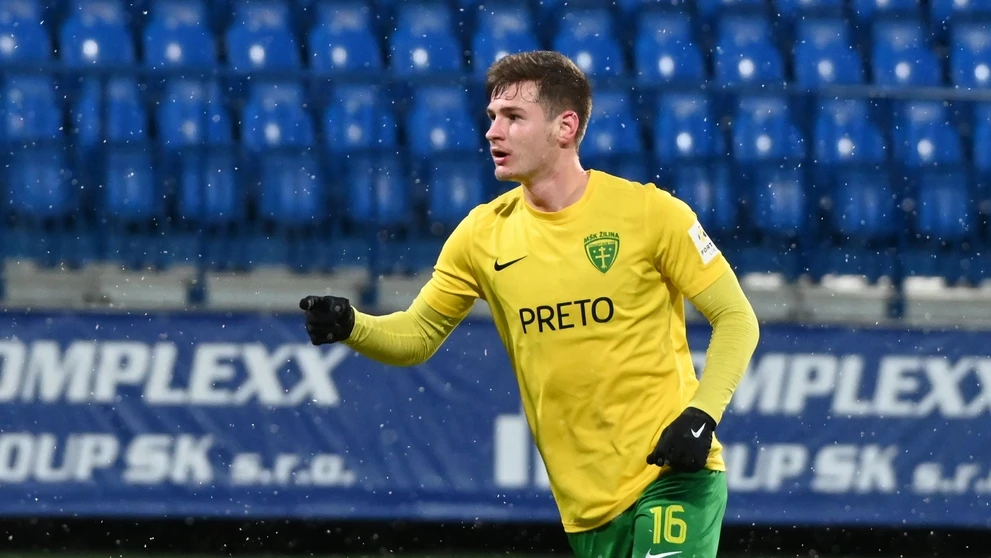 Útočník Žiliny Patrik Iľko oslavuje gól v dohrávke 16. kola Fortuna ligy v Senici.