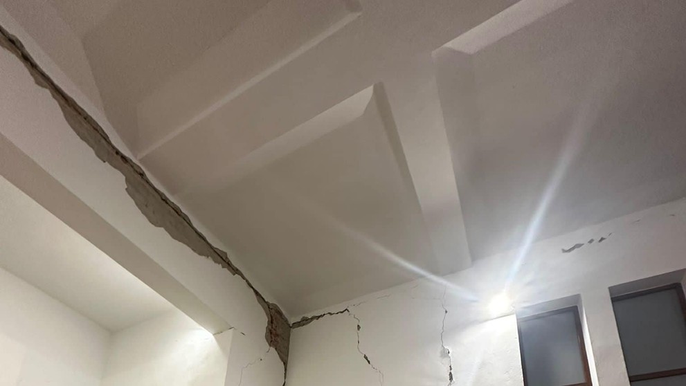 Poškodený kostol v obci Nižná Sitnica