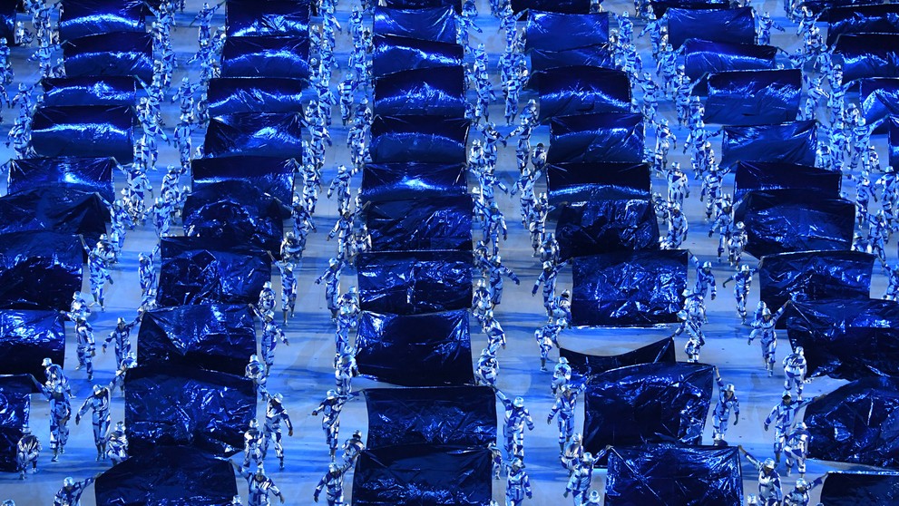 So striebornými papiermi pózujúci tanečníci na otváracom ceremoniáli OH v Riu de Janeiro.