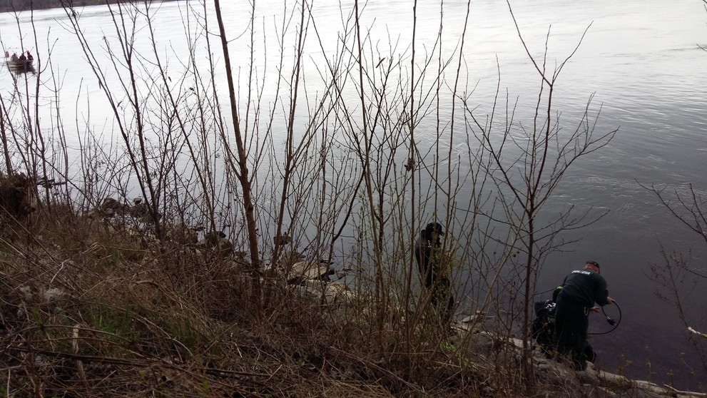 Policajní potápači idú hľadať nezvestného Filka do Dunaja.