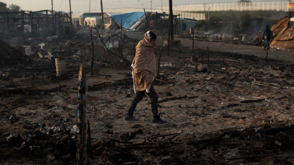 Migranti opúšťajú tábor v Calais.