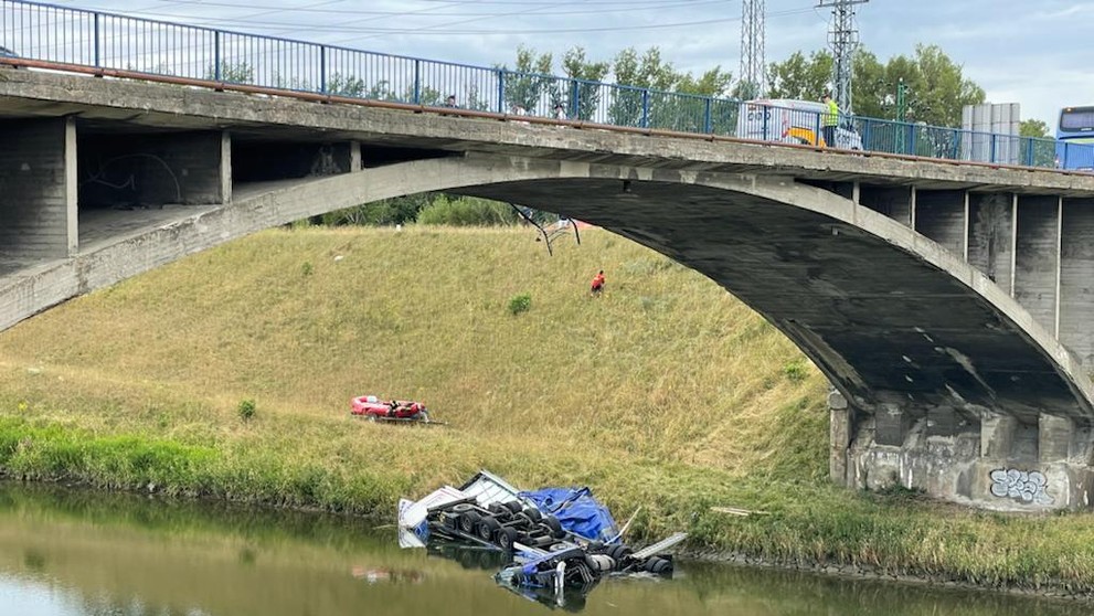 Kamión sa zrútil z mosta.