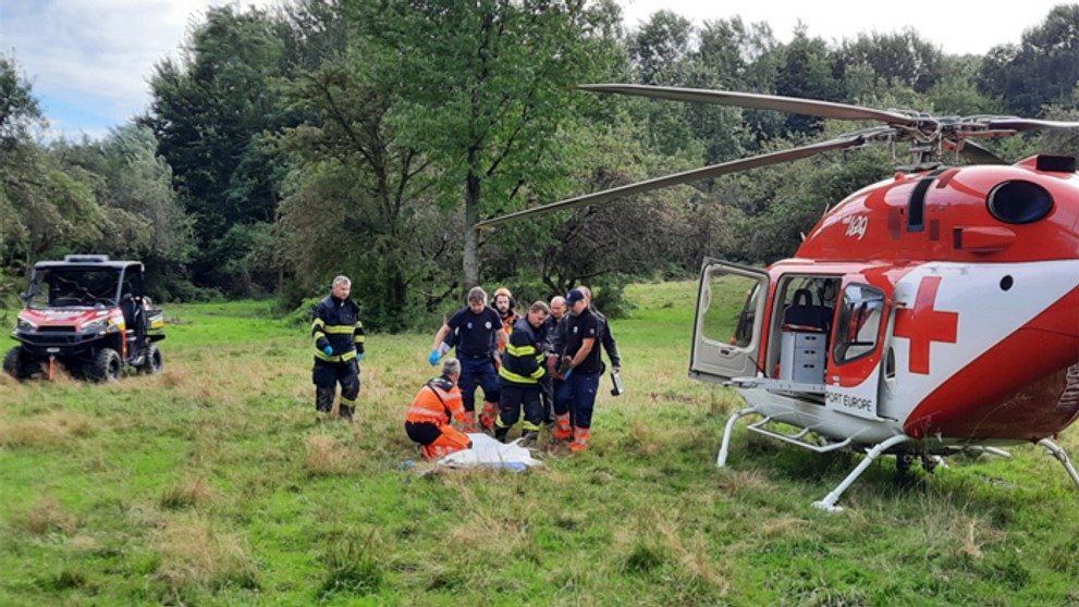 Posádka záchranárskeho vrtuľníka z Banskej Bystrice pomáhala žene, ktorú napadol medveď.