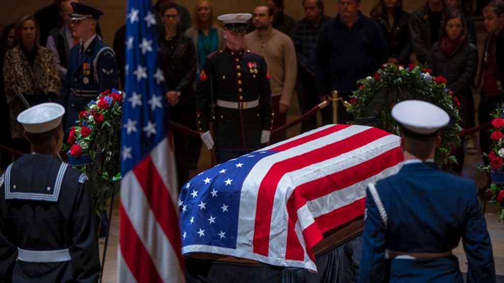 Rakva s ostatkami zosnulého prezidenta Georgea H. W. Busha. 