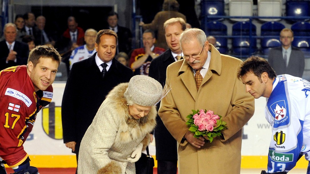 Na záver dvojdňového pobytu na Slovensku 24. októbra 2008 vhodila britská panovníčka na popradskom zimnom štadióne úvodné buly m