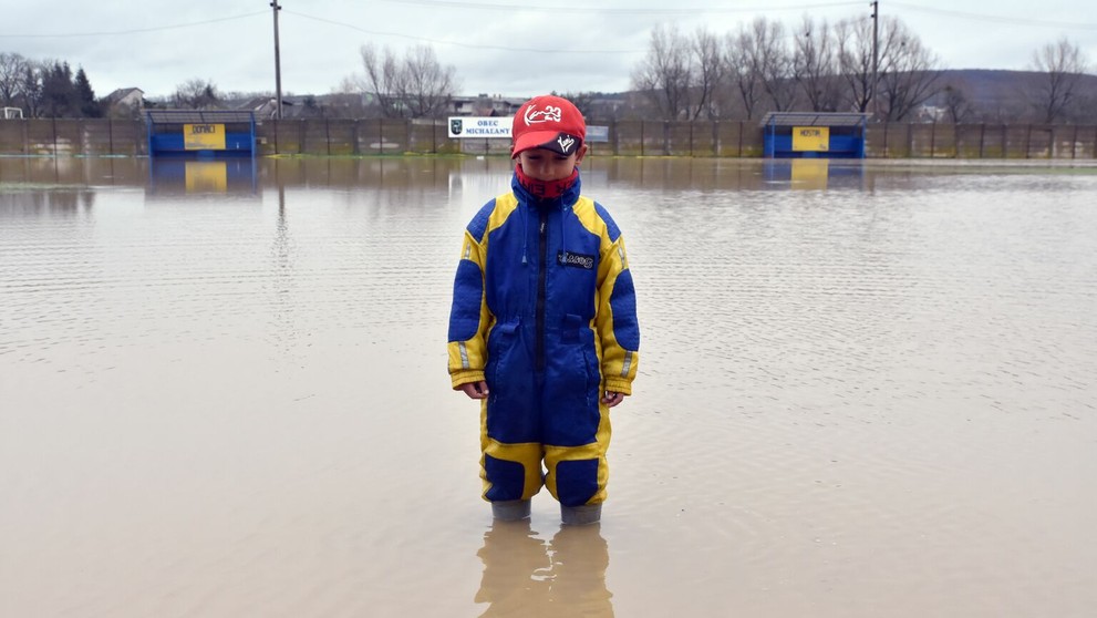 Na snímke zatopené futbalové ihrisko FK TJ Lokomotíva ŠM Michaľany riekou Roňava