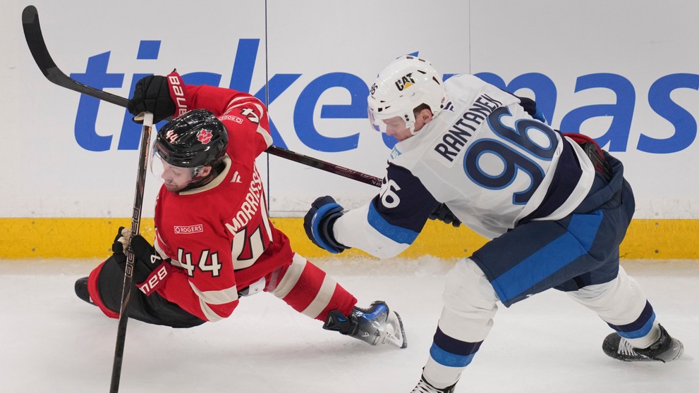 Mikko Rantanen a Josh Morrissey v súboji.