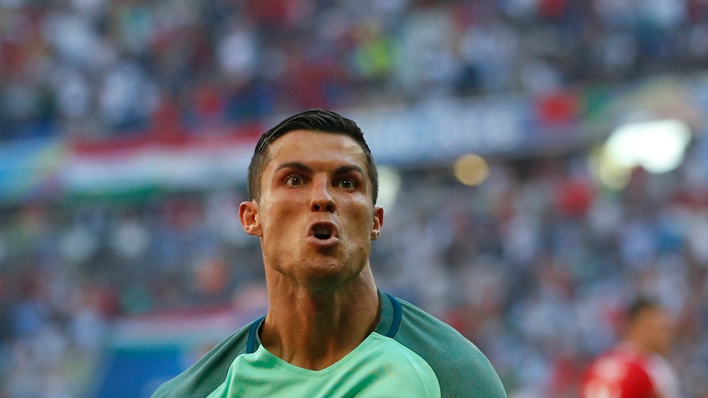 Na snímke portugalský útočník Cristiano Ronaldo oslavuje svoj gól do siete Maďarov na ME.
