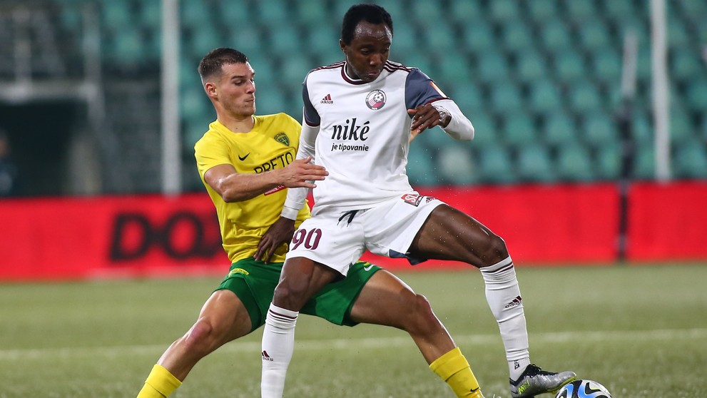 Na snímke zľava v súboji o loptu Patrik Leitner (Žilina) a Mark Assinor Osei (Podbrezová).