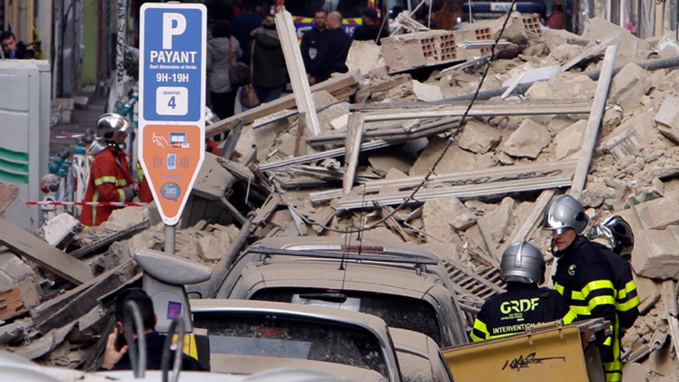 V Marseille sa zrútili dve budovy.