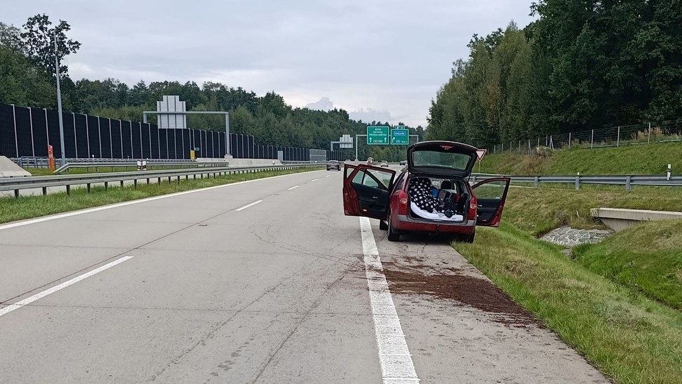 Opitý muž si po nehode ustlal v kufri a spal. V aute našli policajti niekoľko fliaš alkoholu. Vedľa muža sa hral jeho malý syn.