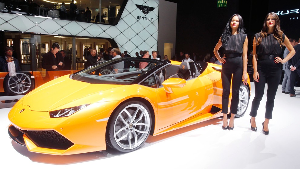 Na snímke nový športový model Bugatti Huracan