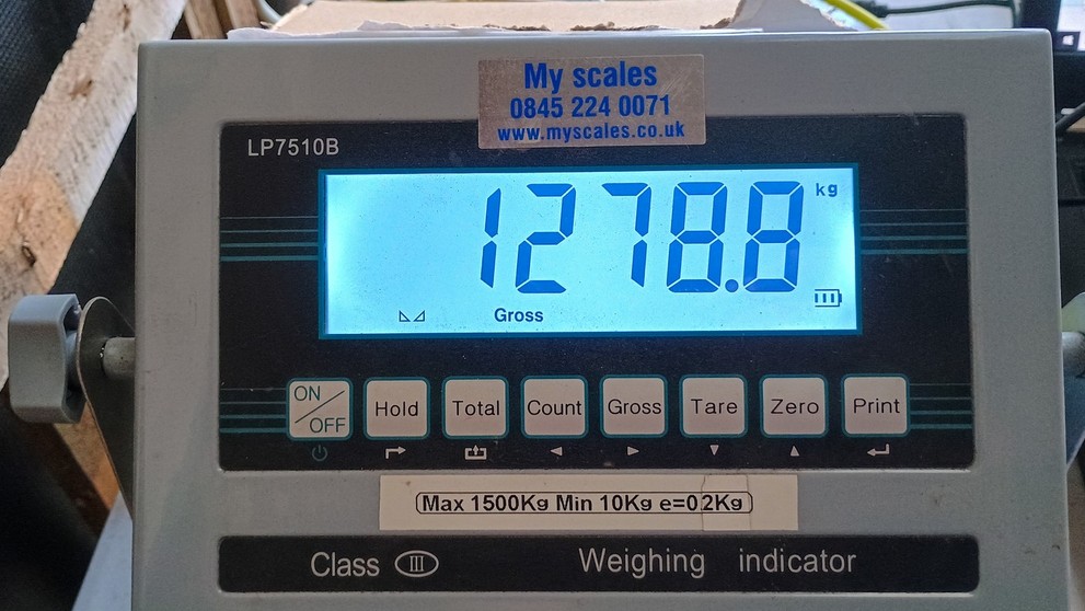 Bratia vypestoval rekordne veľkú tekvicu.